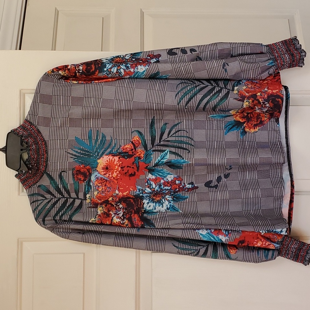 Blouse elastic neck.